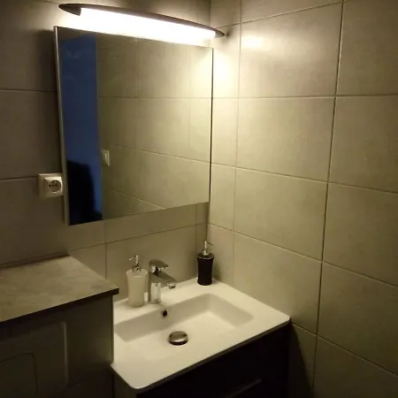 2 Pieces 40 M2, Dans Hyper Centre, Avec Piscine Au Rez De Chaussee *